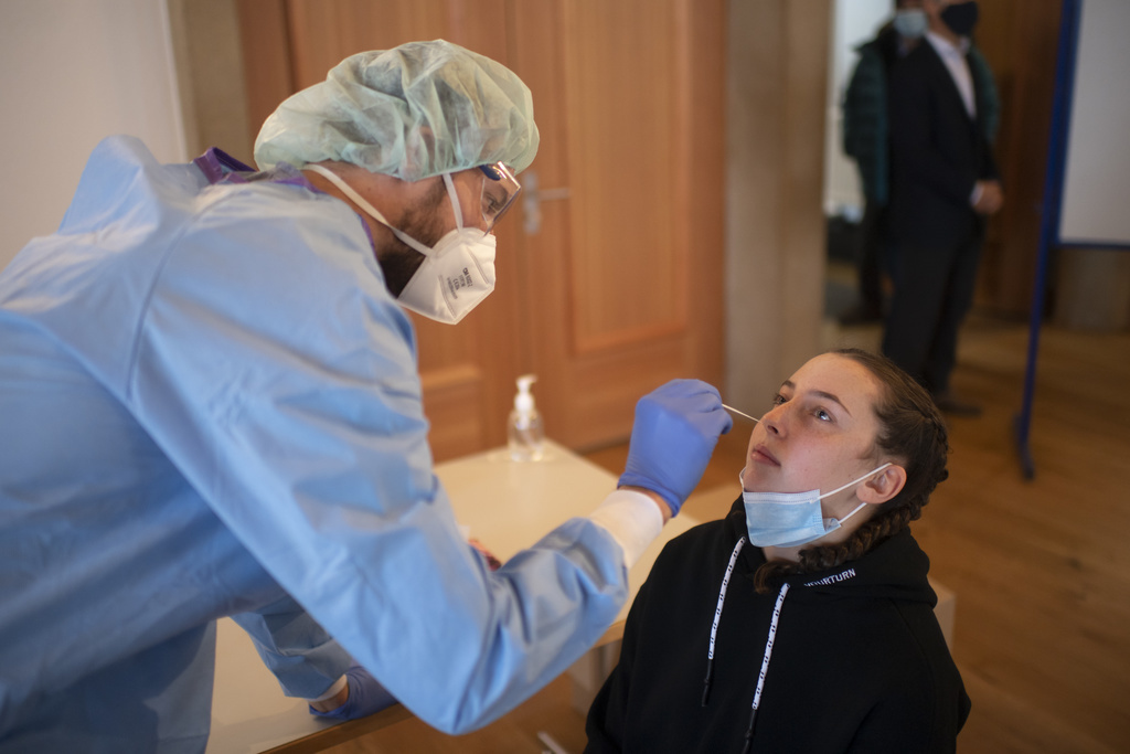 Dans le canton de Zoug, les élèves de l'école secondaire et du lycée devront se soumettre dès le 22 février à un test salivaire deux fois par semaine