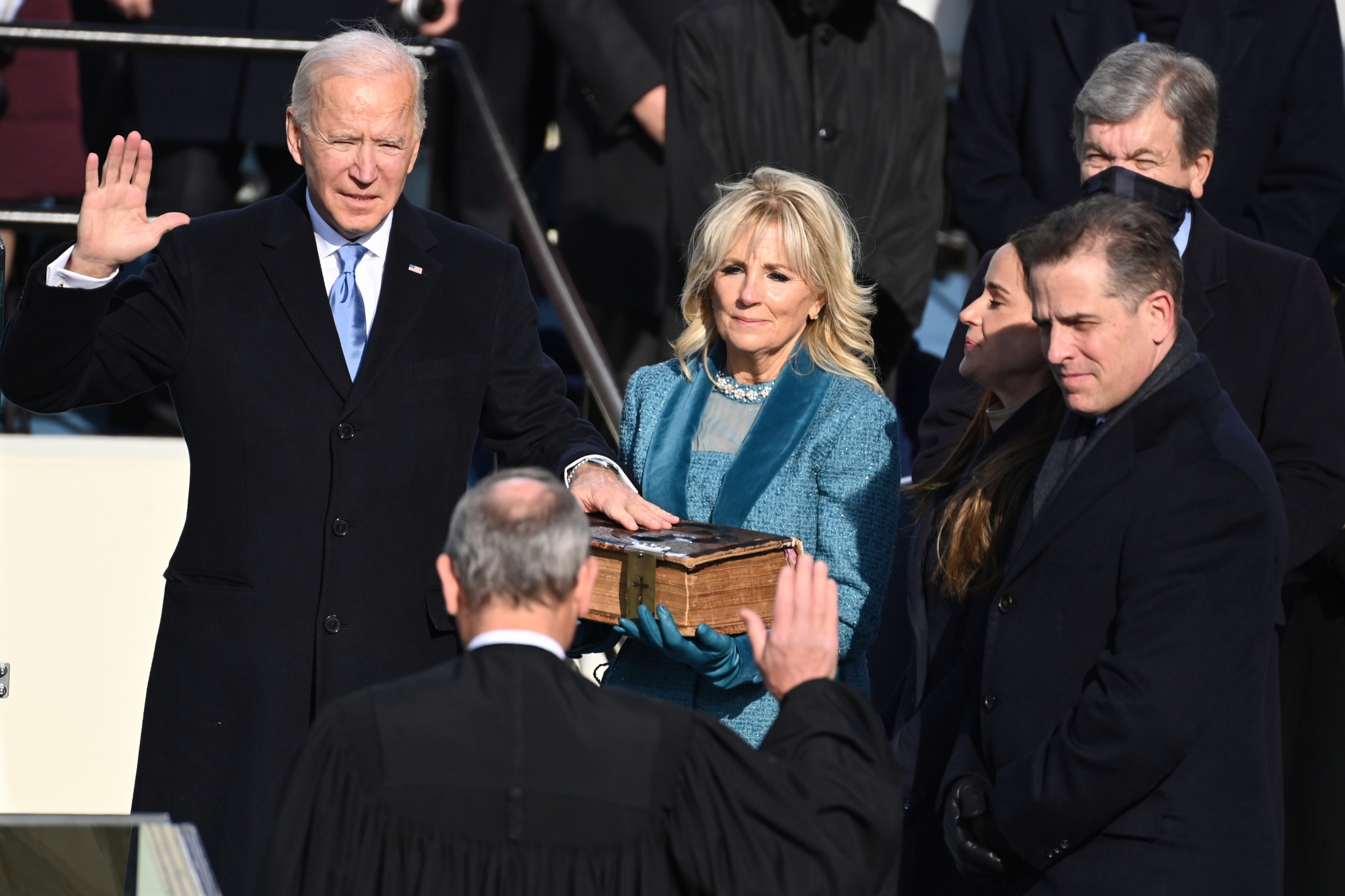 Accompagné par son épouse, Jill, Joe Biden a prêté serment à 11h48 à Washington (17h48 en Suisse).