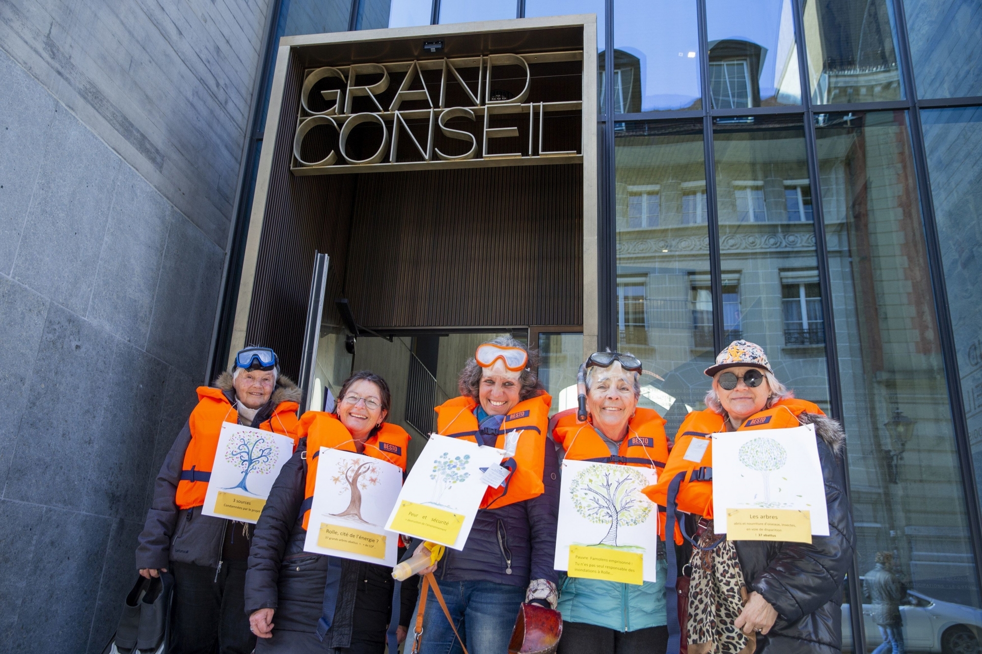 Simone Pantillon, Carmen Chappuis, Véronique Pfeiffer, Monique Pérusset et Paola Corgatelli (de g. à dr.) avaient remis leur pétition au Grand Conseil en 2019.