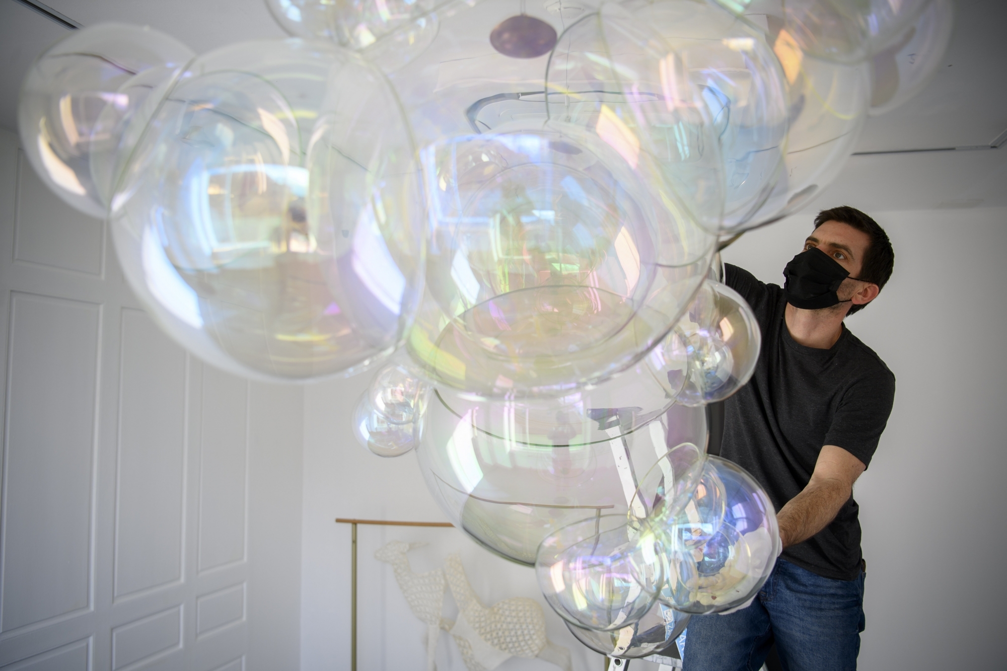 Un technicien du musée prépare l'œuvre en verre Lucid Love de Verhoeven Twins au déménagement du MUDAC.