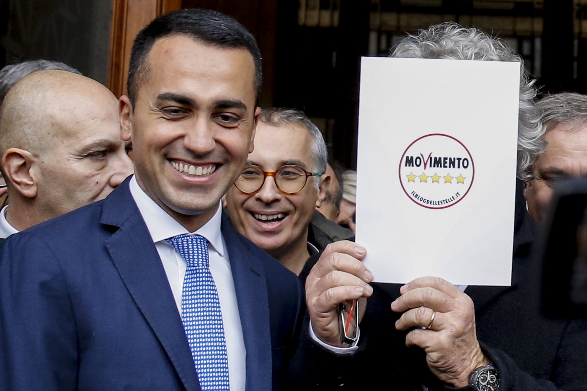 5-Star Movement's prime minister candidate Luigi Di Maio and founder Beppe Grillo (right) hold the official symbol they registered for the upcoming elections in Rome, 19.01.2018. (KEYSTONE/CAMERA PRESS/Fabio Frustaci)
