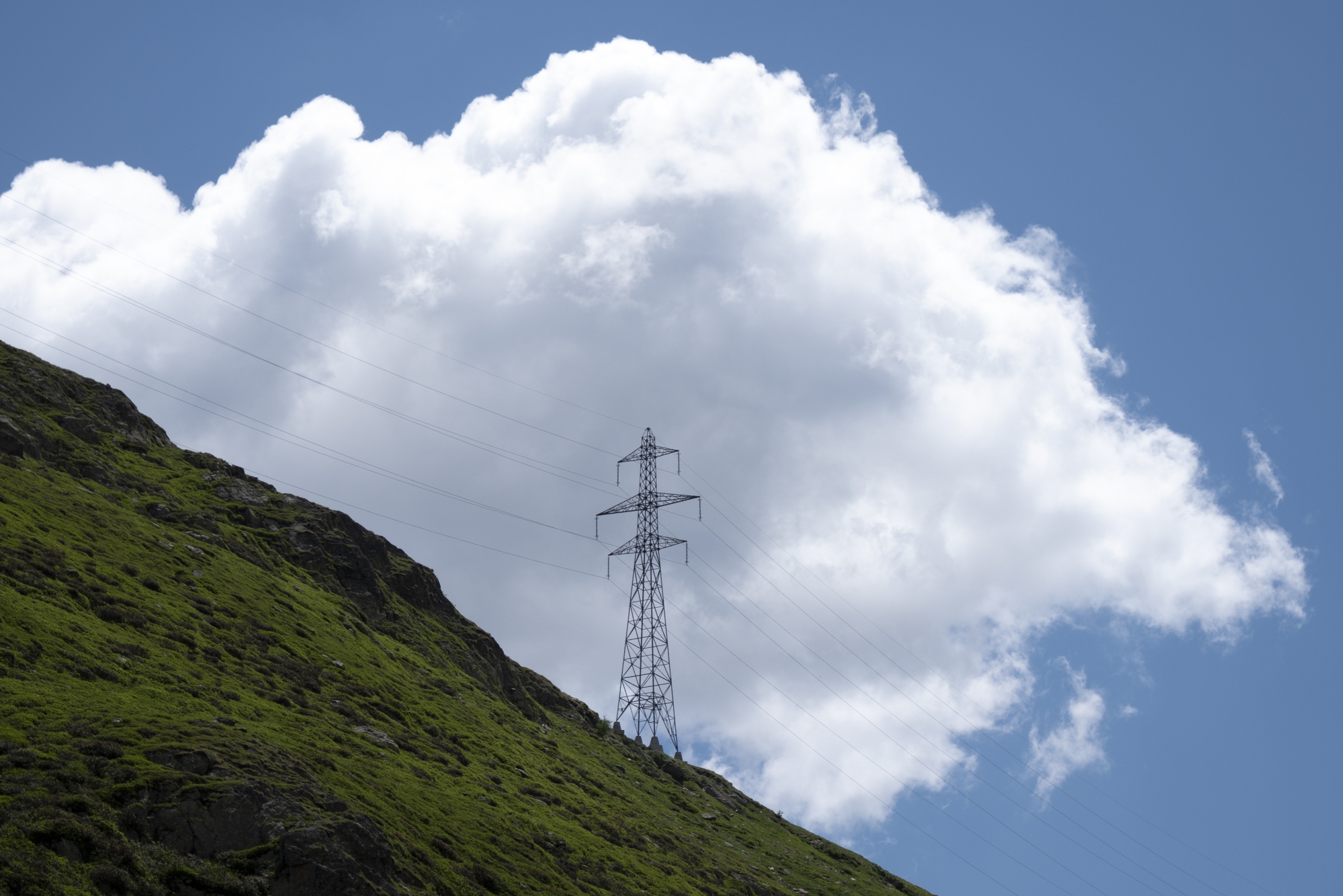 Un pylone electrique photographie a la Combe de Barasson ou un projet de parc eolien est prevu proche du Col du Grand-Saint-Bernard, ce lundi, 1er juillet 2019, a Bourg-Saint-Pierre en Valais. (KEYSTONE/Laurent Darbellay)