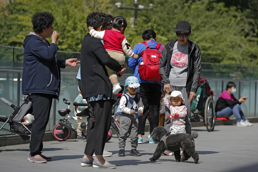 Les Chinois restent généralement soumis à une limite de deux enfants par famille et des voix s'élèvent pour supprimer cette barrière afin d'encourager la natalité.