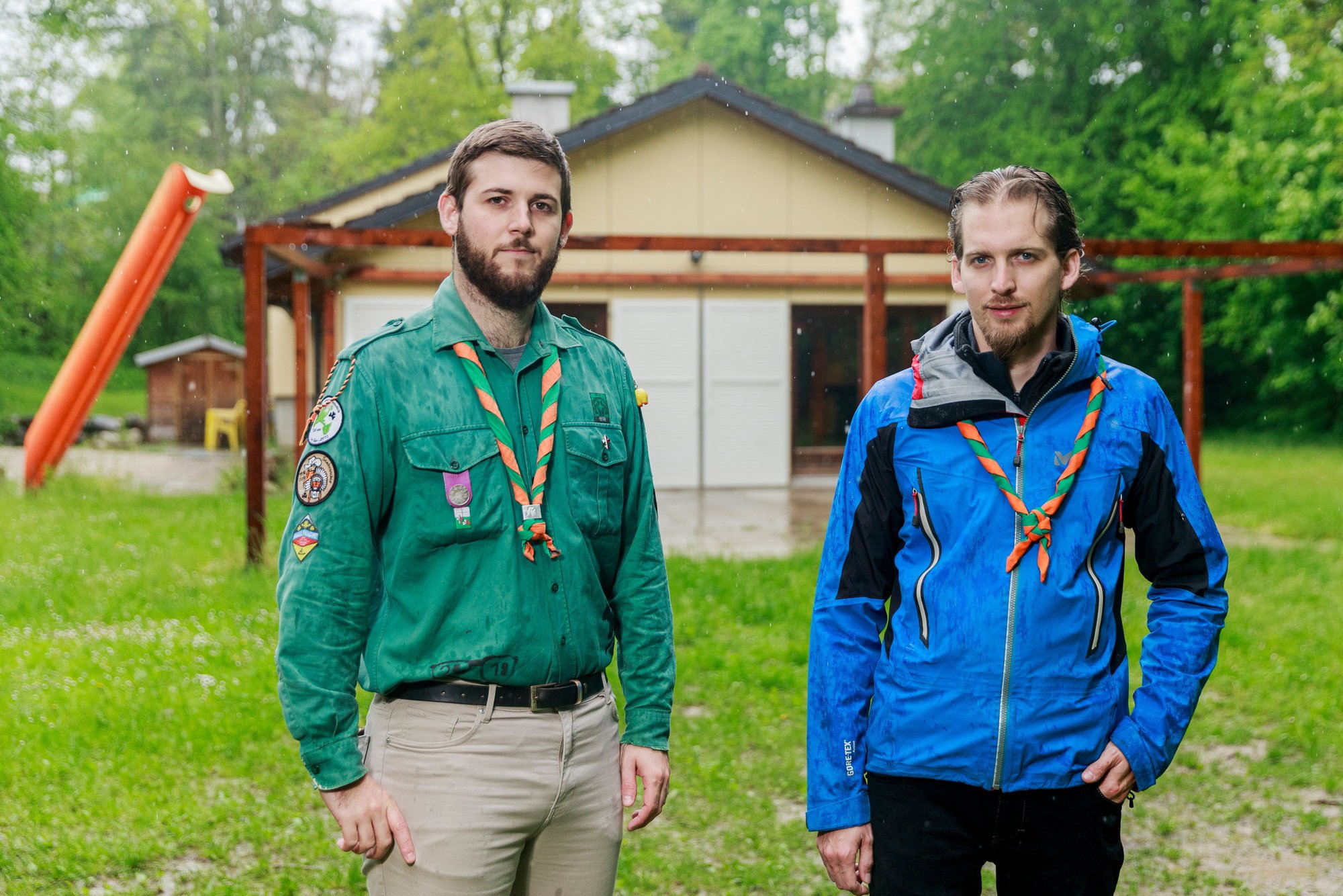 Célien Maret, chef de groupe scout du Noirmont-Gland (à g.), et Mathieu Vibert, président de la fondation qui gère la cabane de la Sardoche à Vich.

© Sigfredo Haro