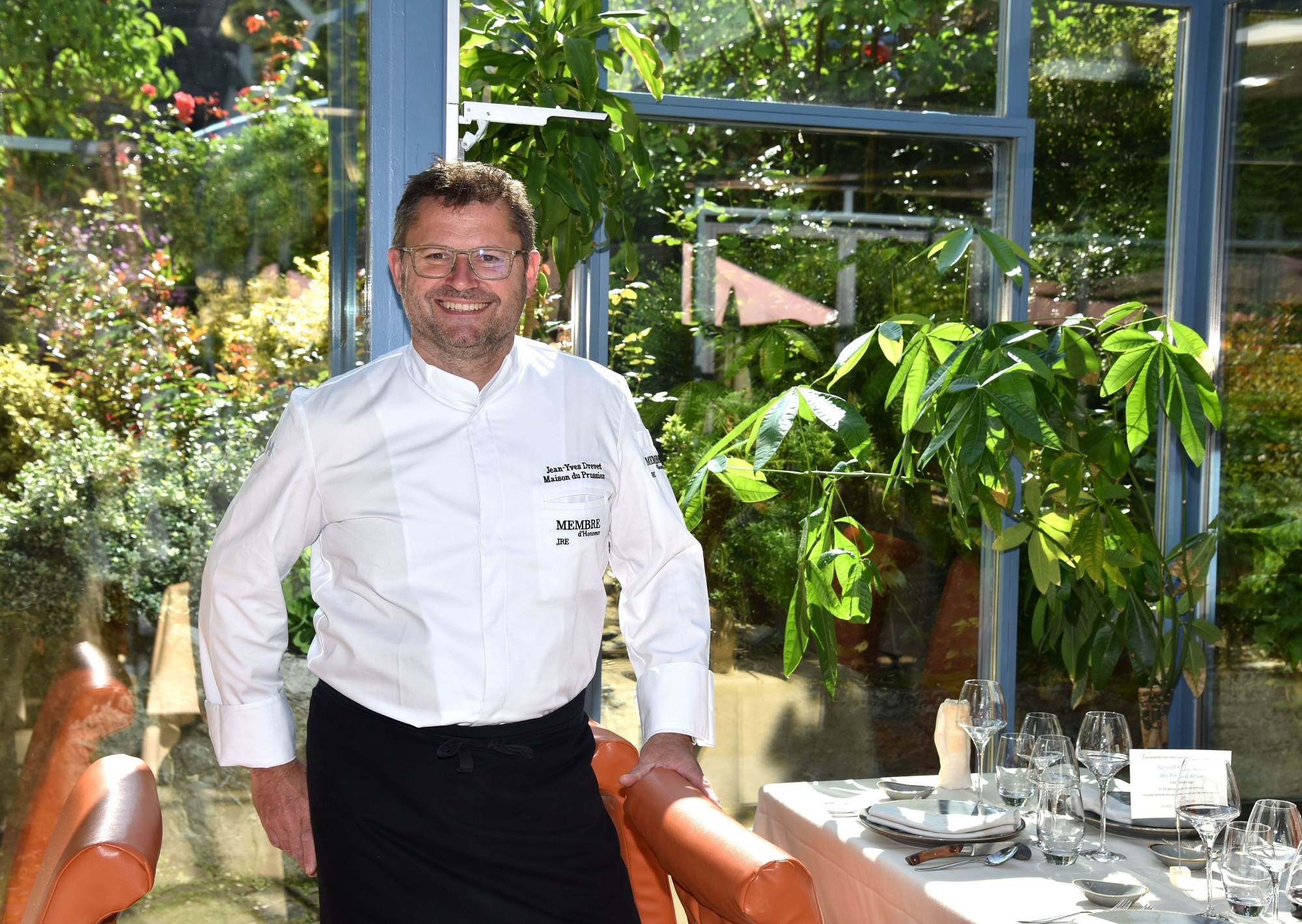 Jean Yves Drevet vous accueille dans un écrin de verdure à la Maison du Prussien à  Neuchatel. depuis 2006.
