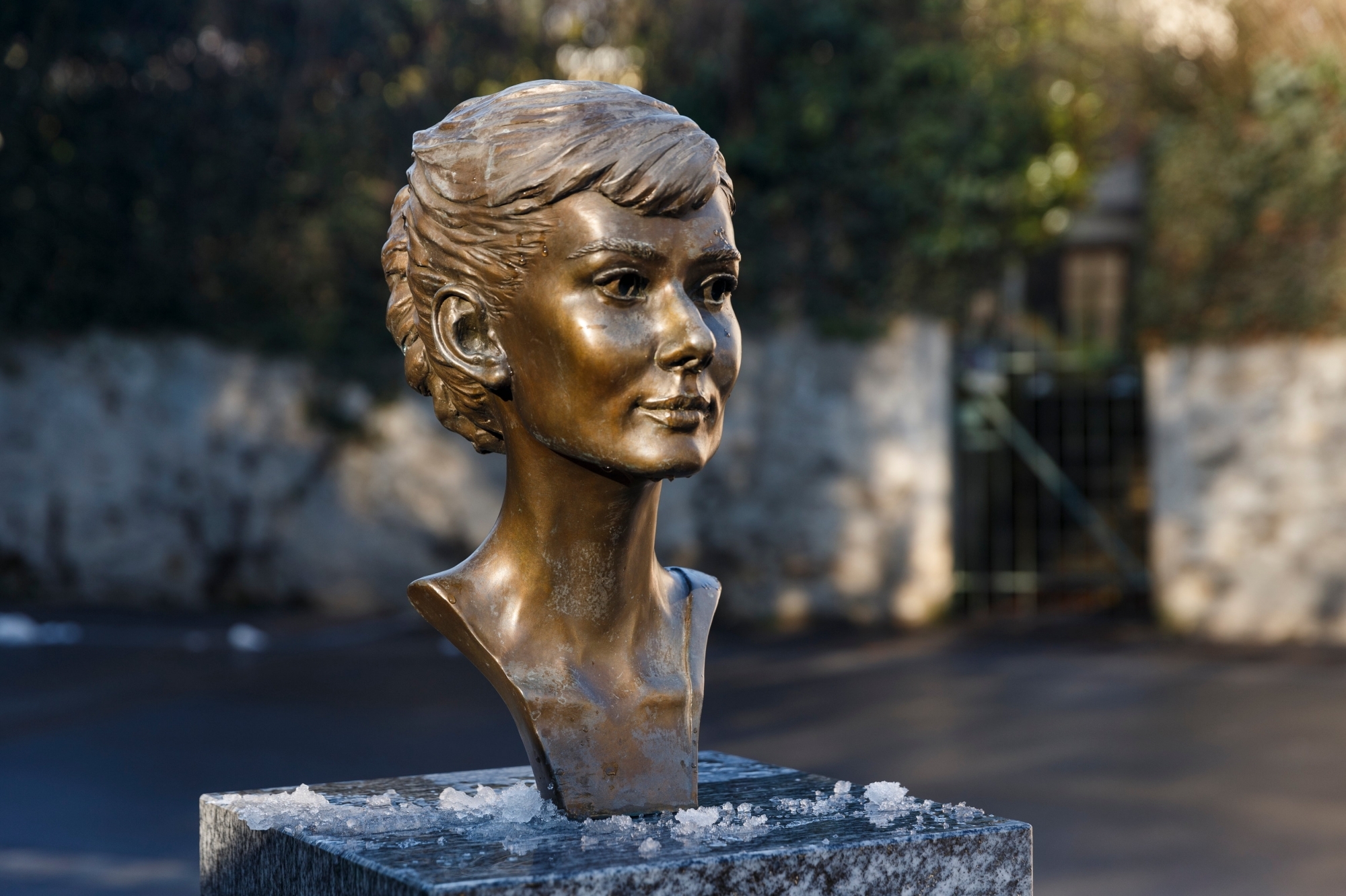 Les promeneurs peuvent notamment découvrir la place Audrey Hepburn, où un buste de l'actrice a été installé en 2012.