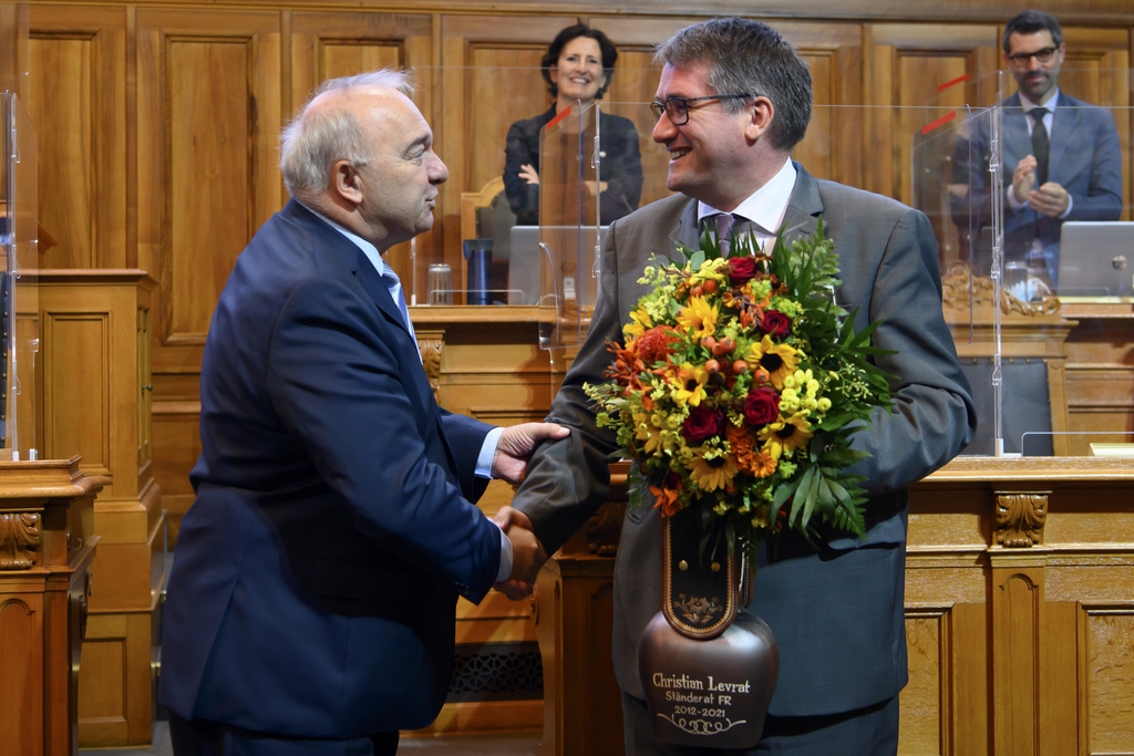 Le président de la Chambre des cantons, Alex Kuprecht (UDC/SZ), à gauche, a rendu hommage à Christian Levrat, un "animal politique".