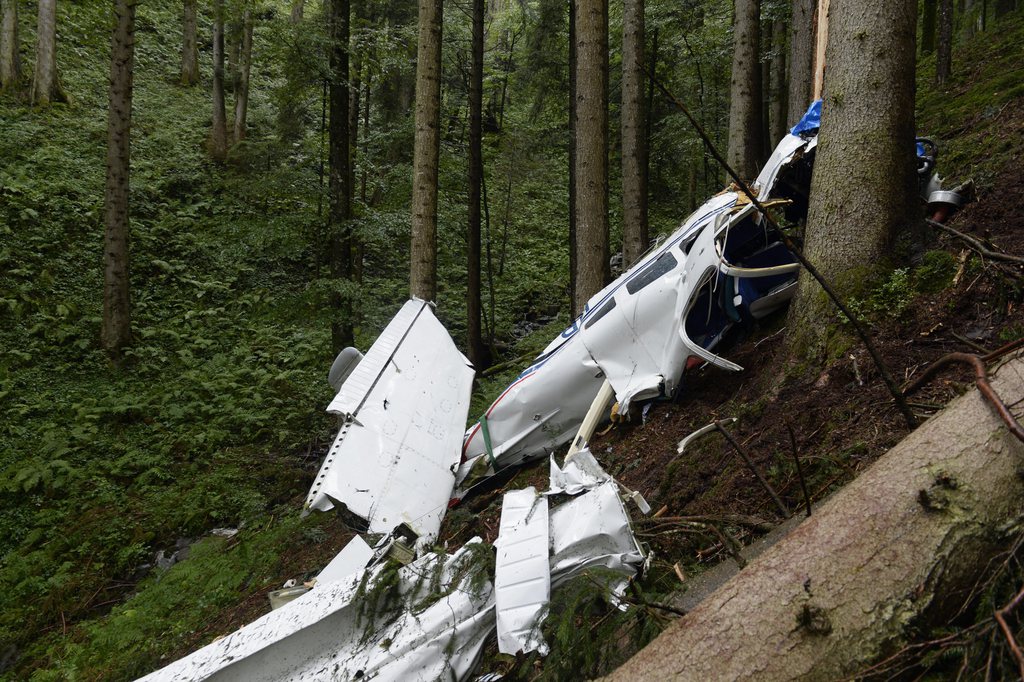 Ein Kleinflugzeug liegt zerstoert in einem Wald am Ramersberg oberhalb von Sarnen im Kanton Obwalden, am Dienstag, 27. August 2013. Der Absturz des Kleinflugzeuges forderte ein Todesopfer sowie zwei Schwerverletzte. Die Absturzursache ist noch unbekannt. (KEYSTONE/Urs Flueeler)
