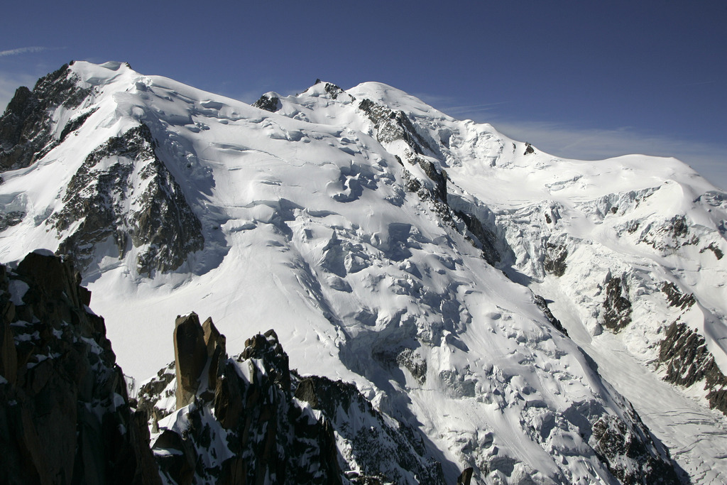 Die drei Gipfel Mont Blanc du Tacul, links, Mont Maudit, rechts anschliessend und der Mont Blanc, 4808 Meter ueber Meer, hinten Mitte, sowie der Dome du Gouter, ganz rechts, am Mittwoch, 1. Juni 2005, in Chamonix, FRA.      (KEYSTONE/Arno Balzarini)