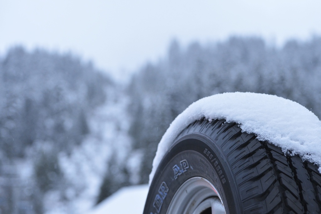 En Suisse, les automobilistes peuvent librement choisir de mettre leurs pneus d'hiver ou non.