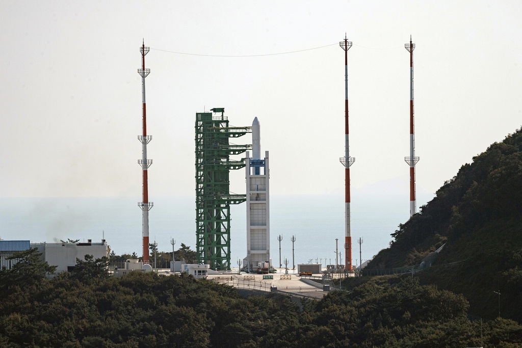 La fusée Nuri, première fusée spatiale produite dans le pays, sur sa rampe de lancement au centre spatial de Naro à Goheung.