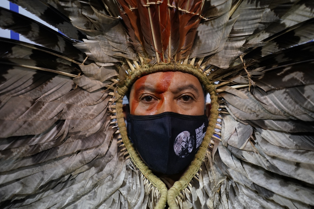 Romancil Gentil Kreta, un délégué autochtone de l'Amazonie, pose pour une photo au sommet climatique de l'ONU COP26, à Glasgow, en Écosse.