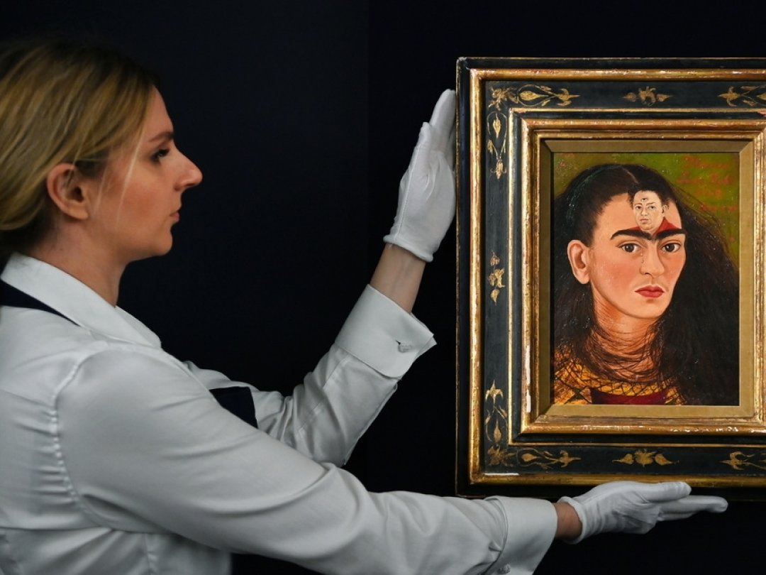 L’autoportrait de la légendaire peintre mexicaine est aussi devenu l'oeuvre d'art latino-américaine la plus chère de l'histoire vendue aux enchères.