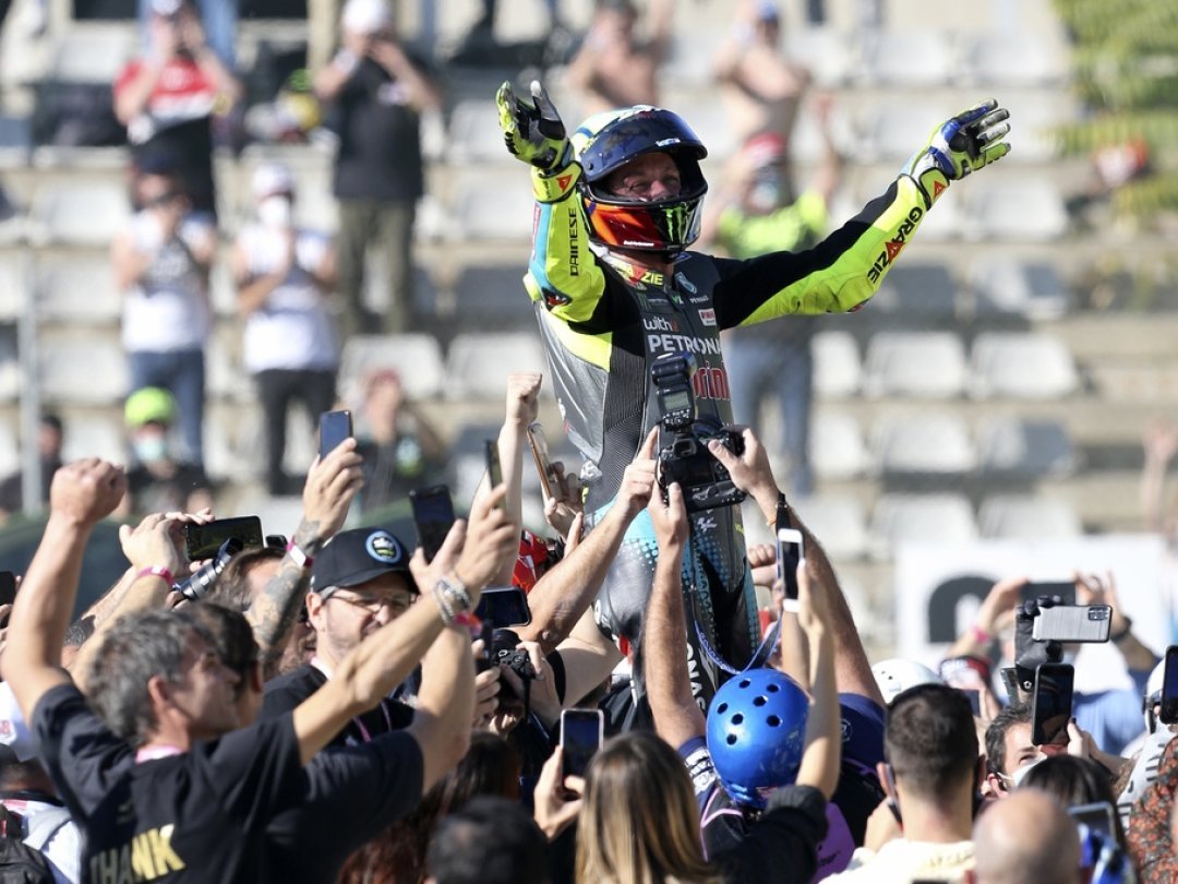 Valentino Rossi, 42 ans et nonuple champion du monde, prend sa retraite.