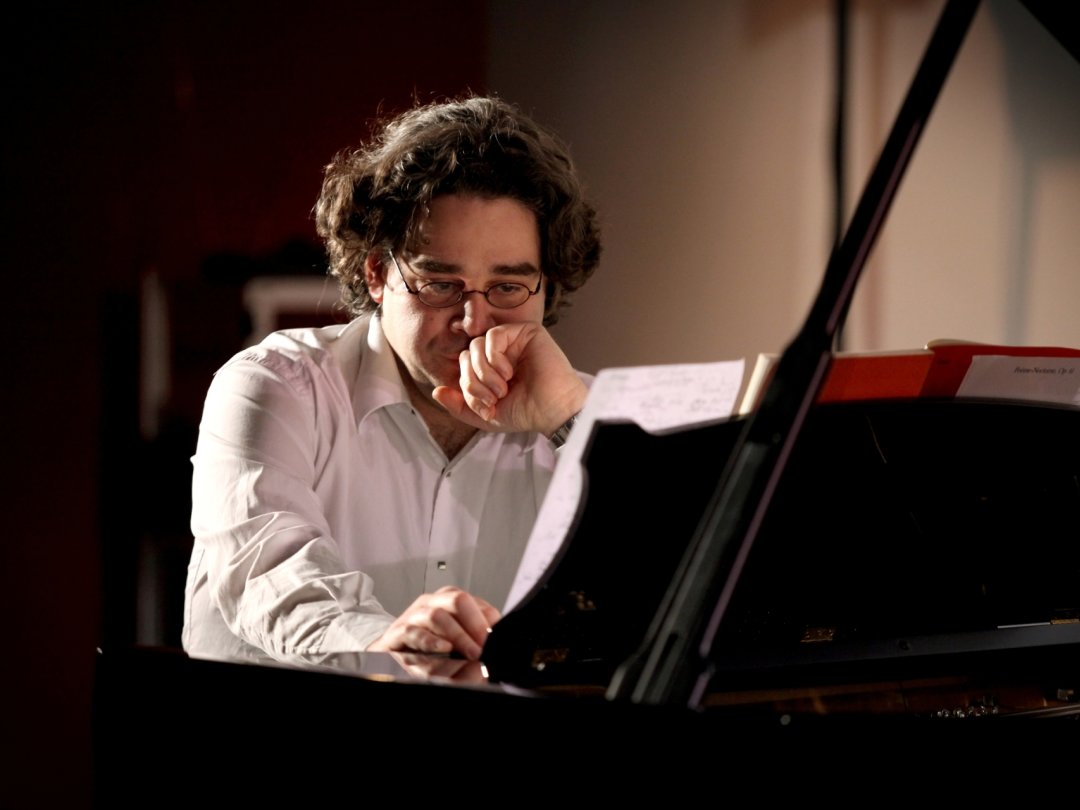 Le pianiste Pascal Amoyel rivalisera d'improvisations de dimanche avec Dimitri Saroglou, lui aussi pianiste hors pair. Le château de Coppet sera plongé à cette occasion dans l'atmosphère des salons culturels du XVIIIe siècle.
