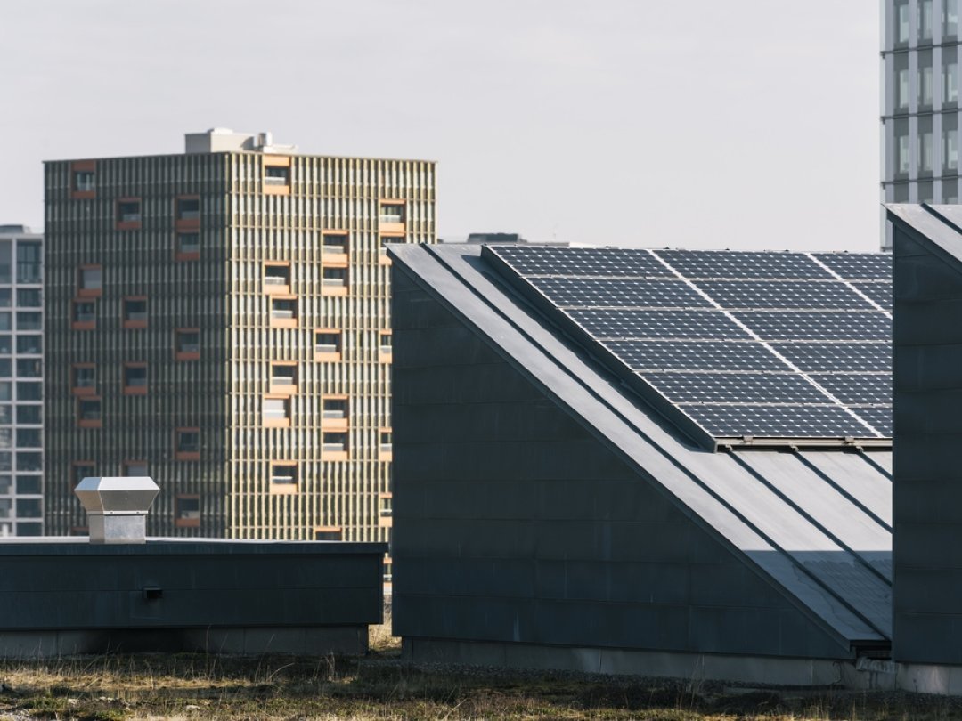Les surfaces de toitures et de façades des bâtiments existants pourraient produire plus d'électricité que la Suisse n'en consomme actuellement.