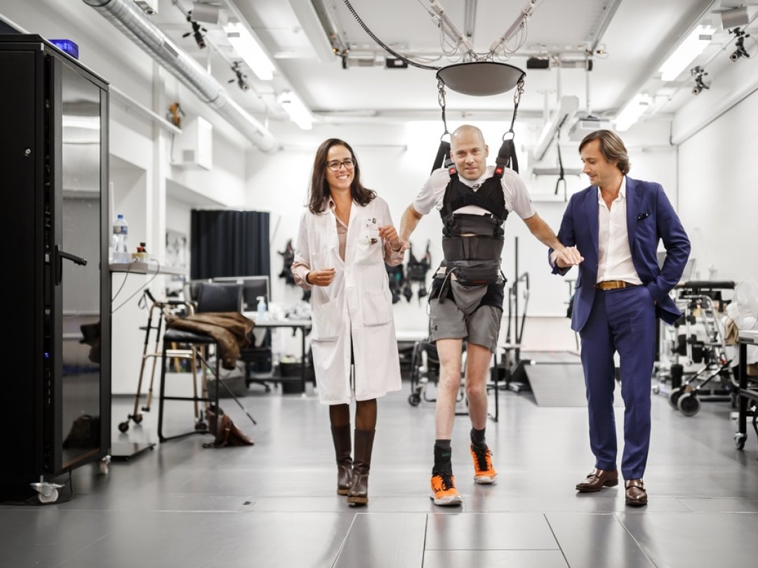 Les professeurs Grégoire Courtine (dr.) et Joceylne Bloch développent des implants pour redonner de la mobilité aux paraplégiques.