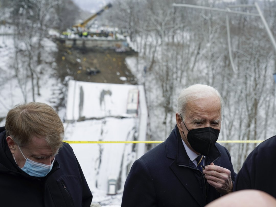 Le président Joe Biden est venu constater les dégâts après l'effondrement du pont.