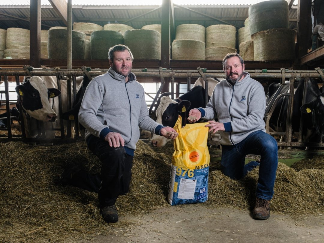 Pascal et Olivier Duperrut (de g. à dr.) ont commencé à distribuer à leurs vaches laitières l'additif alimentaire réducteur de méthane le 1er janvier.