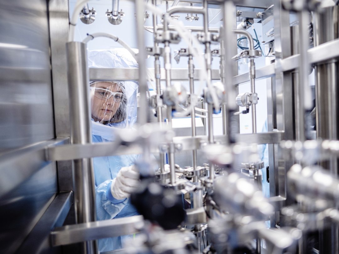 En Allemagne, Biontech est en train d’augmenter ses effectifs de 500 à 750 salariés, pour faire passer la production de 1,2 milliard de doses par an à 4 milliards de doses.