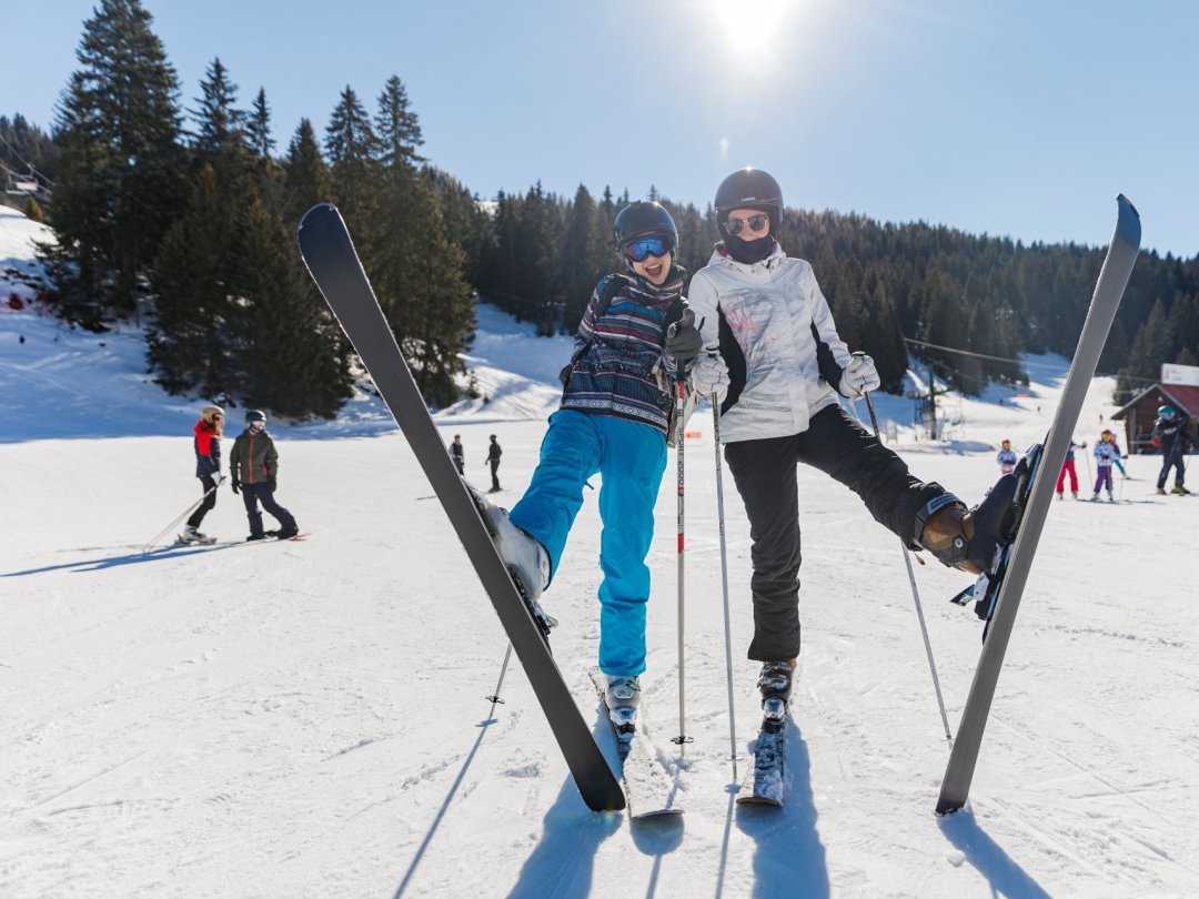 Camille et Manon Prieux, qui semblent prêtes à imiter le champion de ski Didier Cuche dans ses mythiques lancers de ski.
