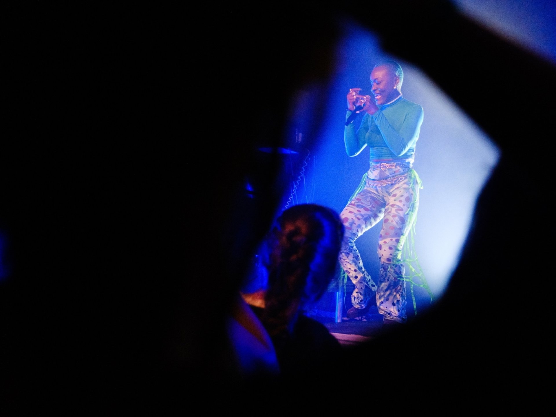 La chanteuse angolaise Pongo a ravi le public avec son énergie communicative, ici à l'Usine à Gaz.