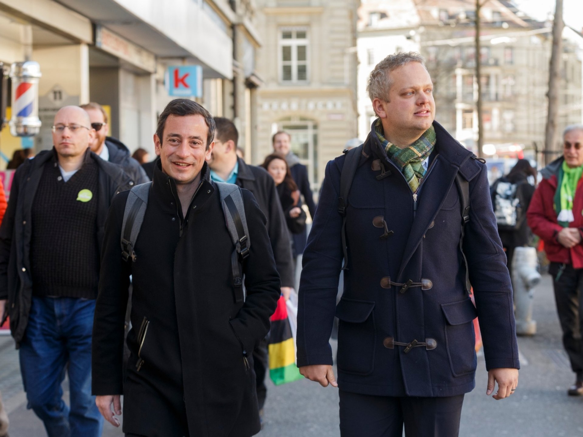Raphaël Mahaim et Vassilis Venizelos traversent les rues de Berne, direction le Palais Fédéral.