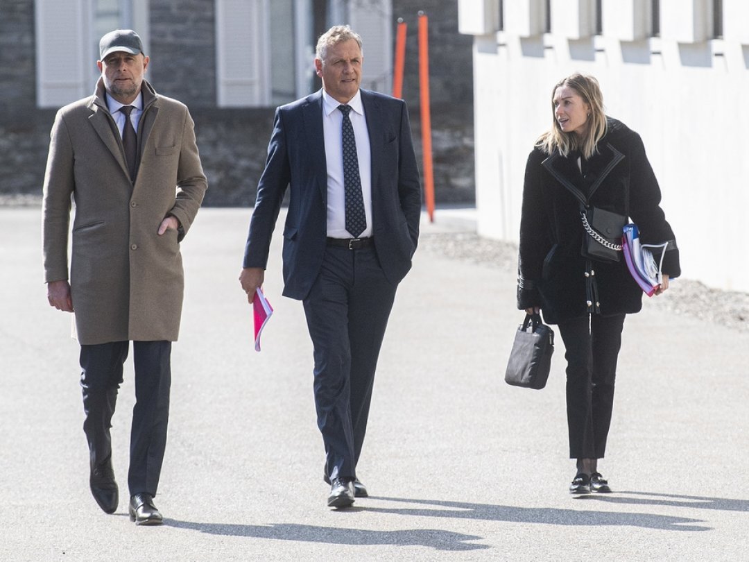 L'ancien secrétaire général de la FIFA Jérôme Valcke (au centre) arrive au Tribunal.