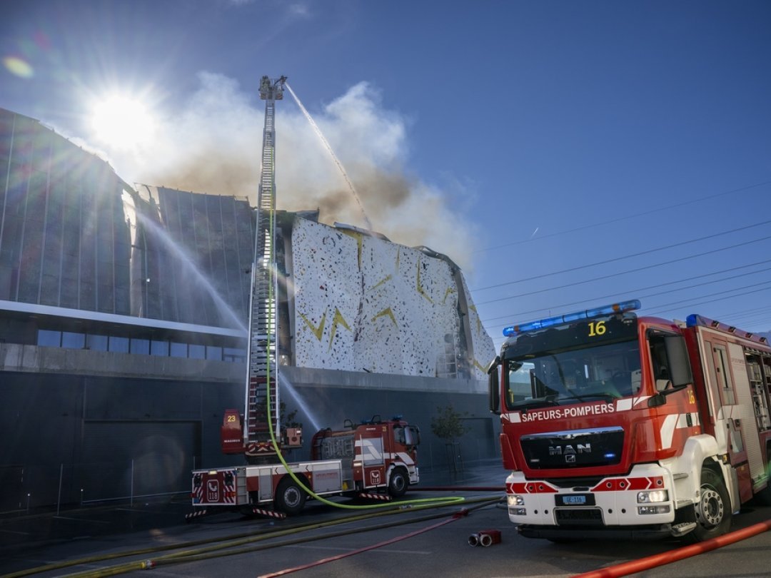 Les pompiers du Service d'incendie et de secours (SIS) interviennent sur un incendie dans une zone industrielle de Meyrin Satigny