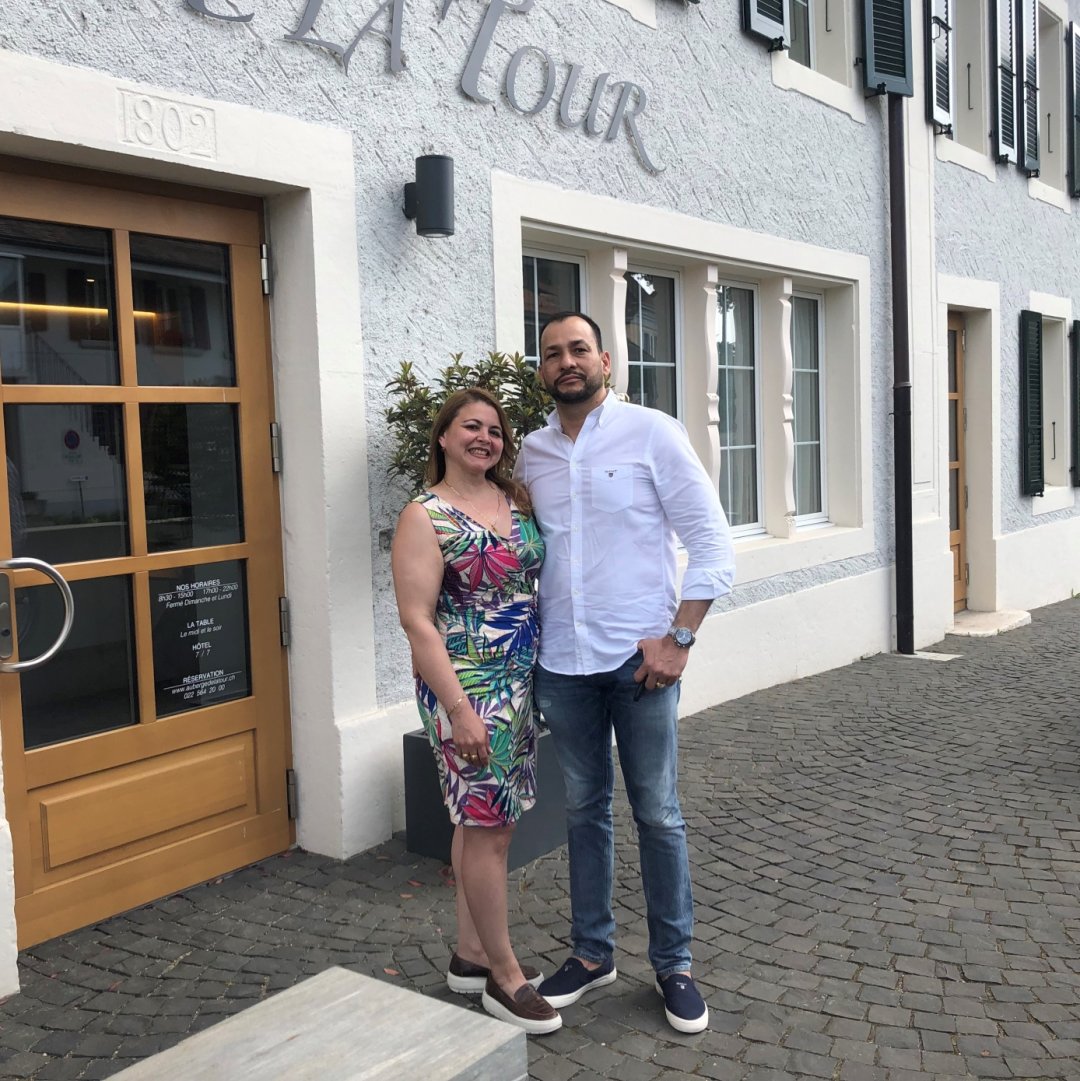 Clara Caballero et Fabian Pertuz ont signé leur contrat avec la commune de Trélex, propriétaire, ce vendredi et sont prêts à rouvrir l'Auberge de la Tour dès le 1er juillet.