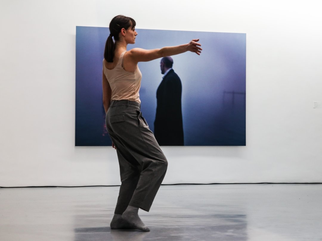 La danseuse Daniela Zaghini dans "La Mélancolie de l'espace", solo de danse issu de la série "Shadowpieces" (2019-2021), de Cindy Van Acker, qui regroupe dix soli pour dix interprètes différents, réalisés dans un dialogue étroit avec la chorégraphe.