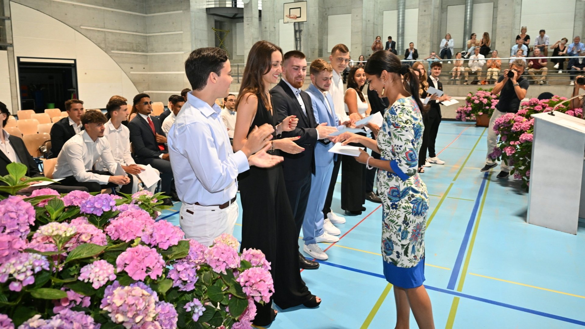 Promotion au Gymnase de Nyon le 1er juillet 2022: Mallika Nadesan,maitresse de classe, remet le certificat à Monica Rubio Rosell.
