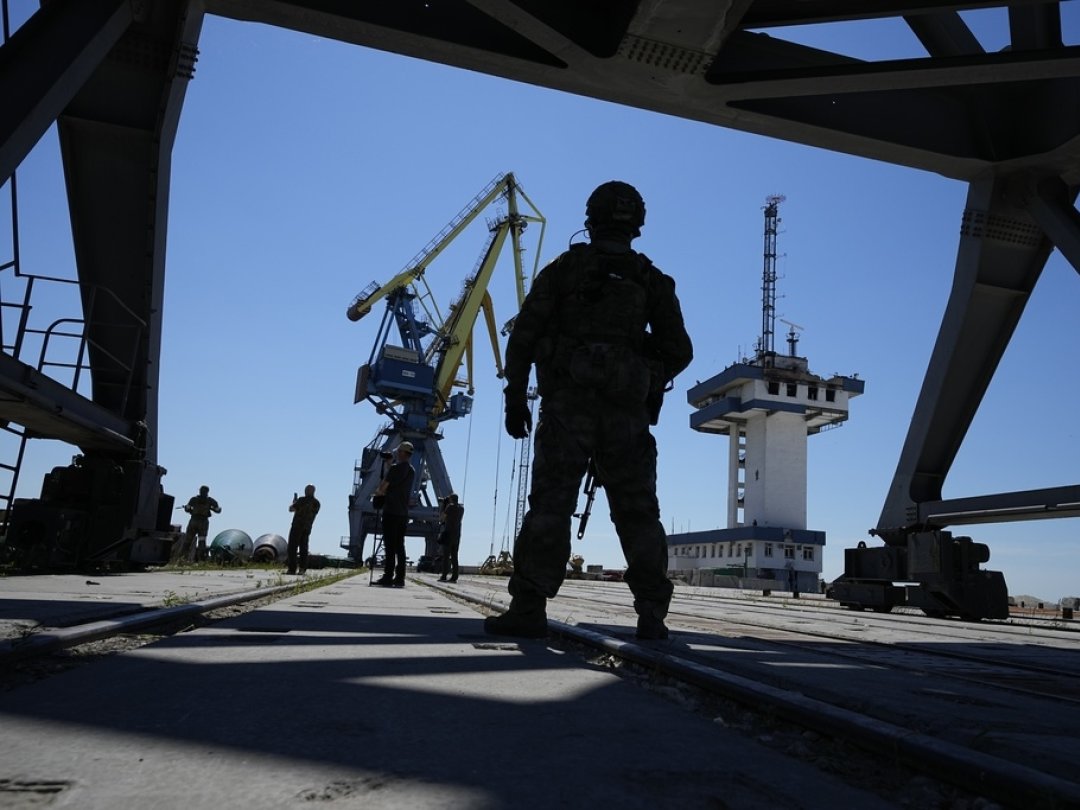 Un soldat russe garde une zone du port maritime de Mariupol (illustration).