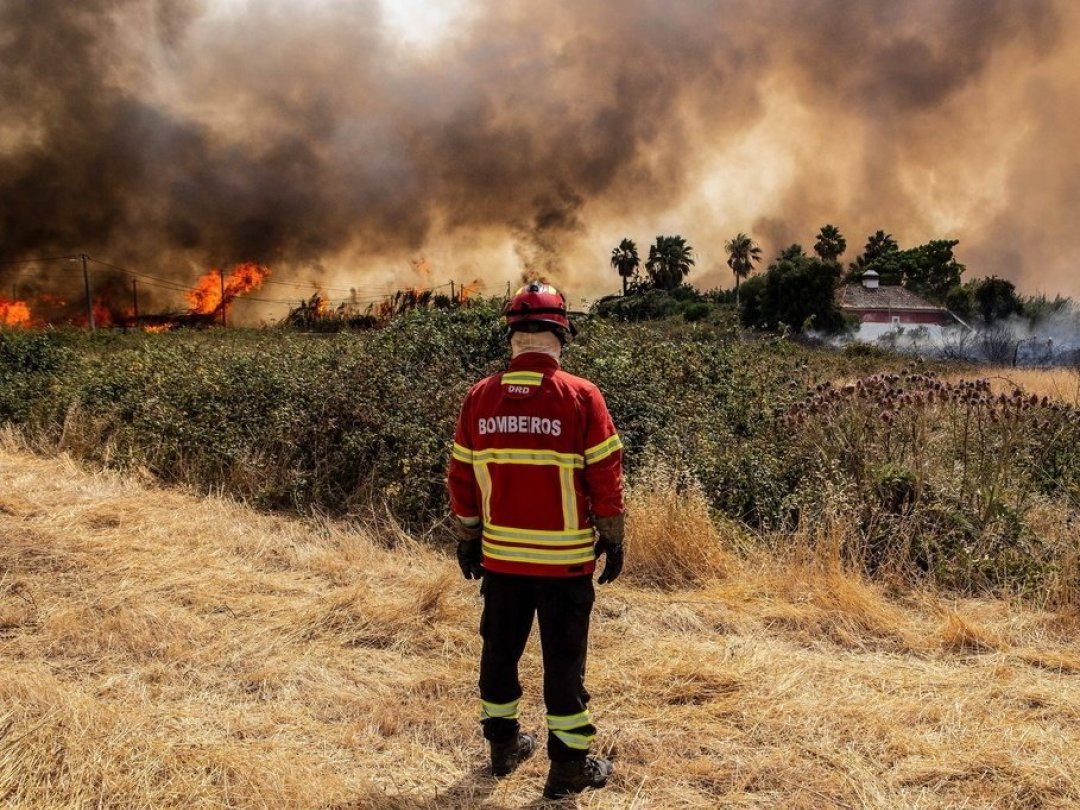 Au Portugal, les pompiers luttent depuis plusieurs jours contre les flammes, notamment dans la région de Faro, dans le sud du pays.