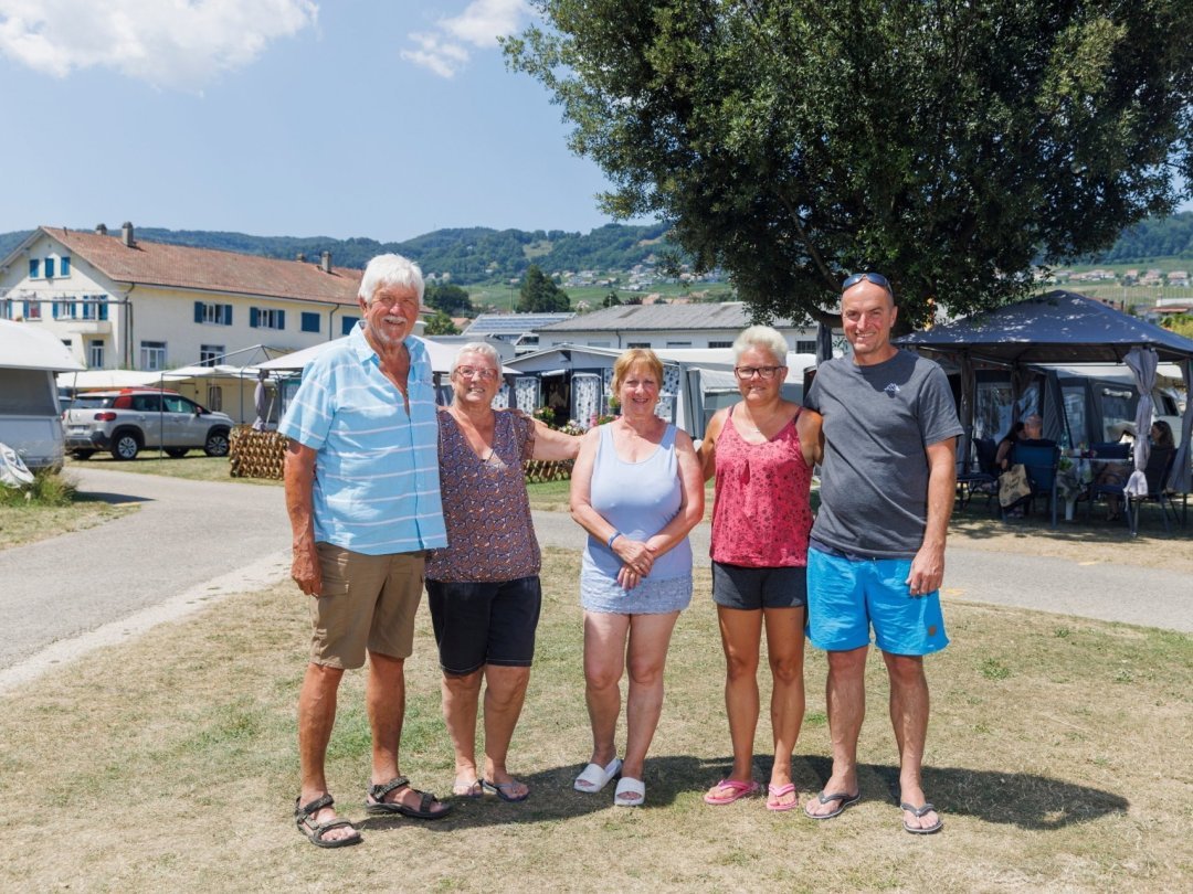 Les Aubonnois Raymond Noverraz et son épouse Martine, sa belle-sœur Catherine Noverraz, et les Rollois Pascale Provenzale et André Meyer (de g. à dr.) passent tout l'été au camping des Vernes.