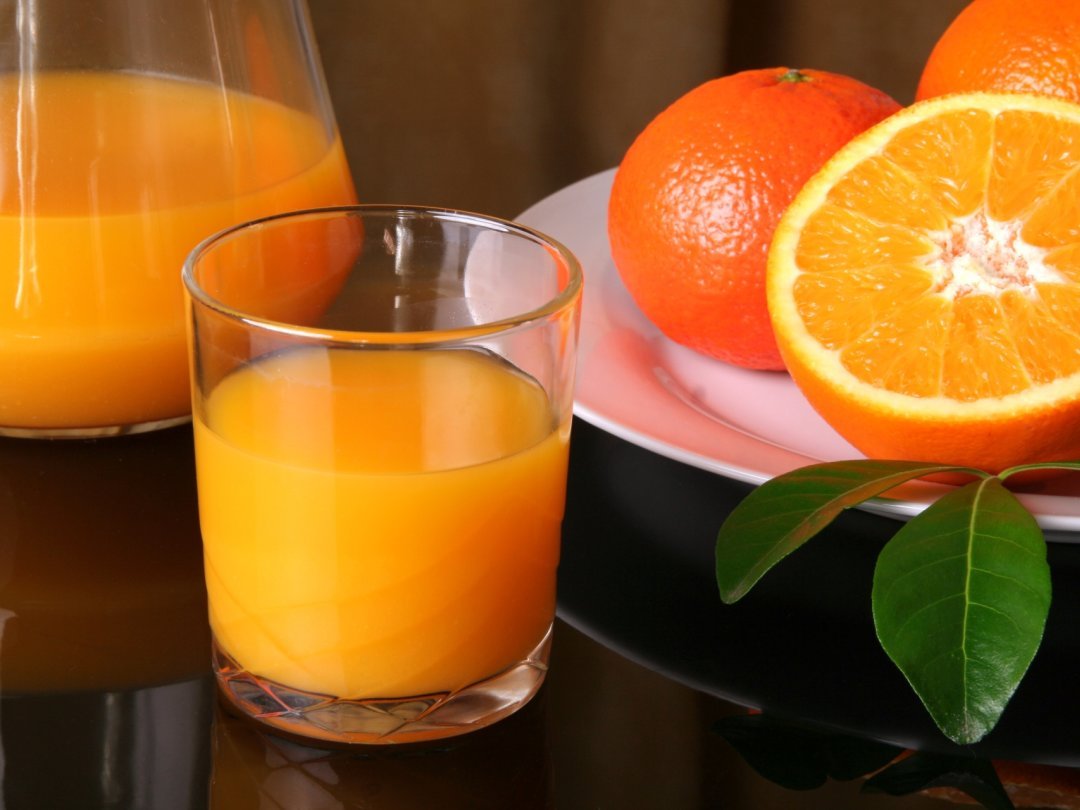 Un plein verre de jus d'orange est une véritable bombe de sucre (image d'illustration).