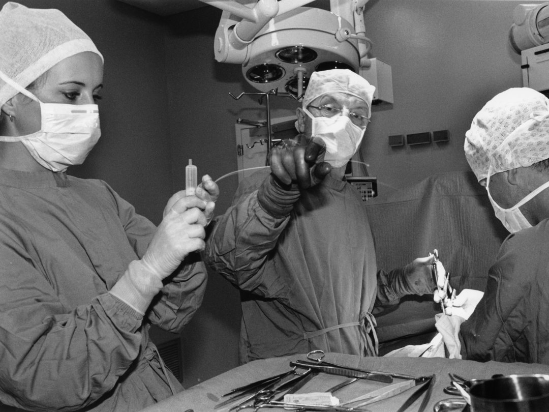La captation des interventions chirurgicales au CHUV par le CMCAV enrichit la formation des professionnels de la santé depuis 40 ans.