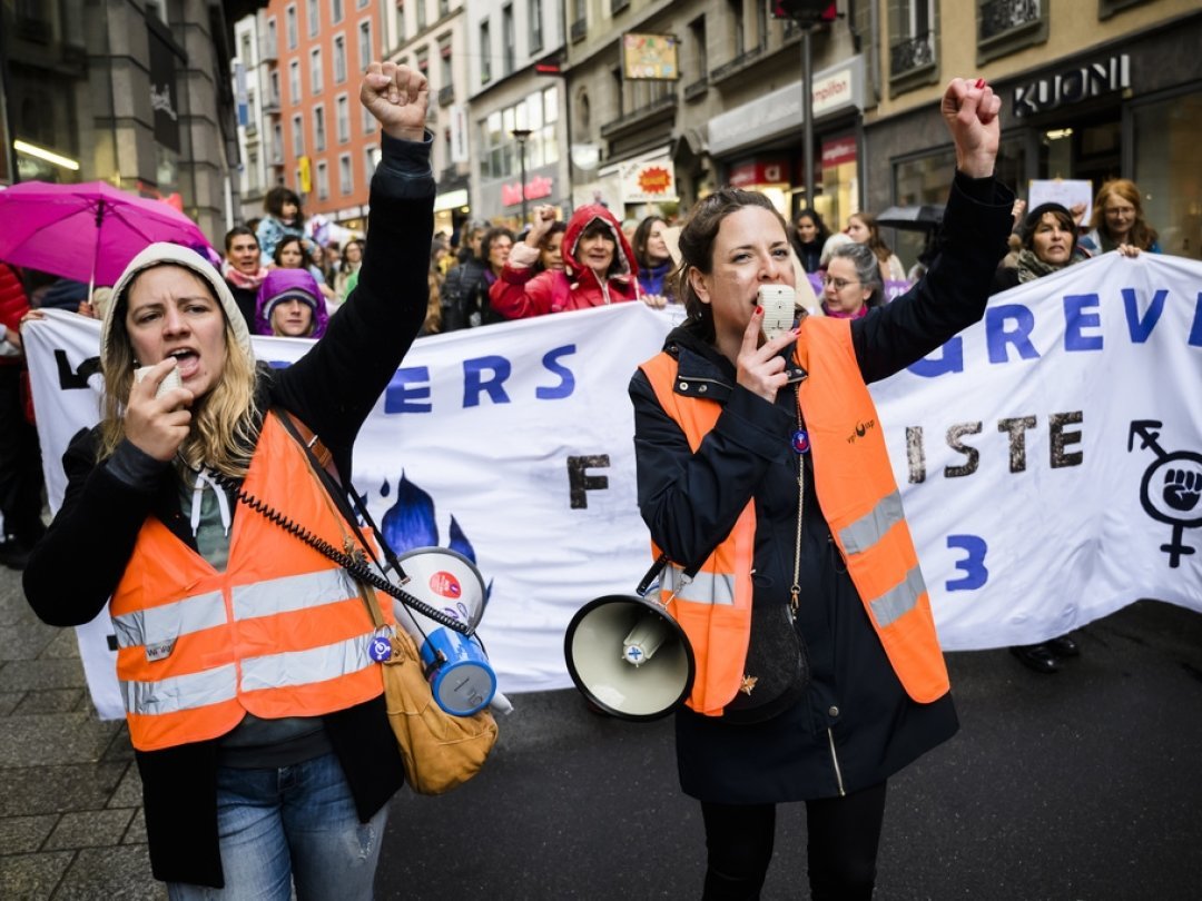 Aude Spang et Vanessa Monney, deux des organisatrices, manifestent dans les rues de Lausanne.