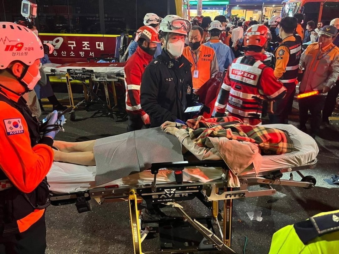 Les services de secours du district d'Itaewon tentent de sauver les personnes prises dans un mouvement foule à Séoul, en Corée du Sud, lors de la fête d'Halloween.