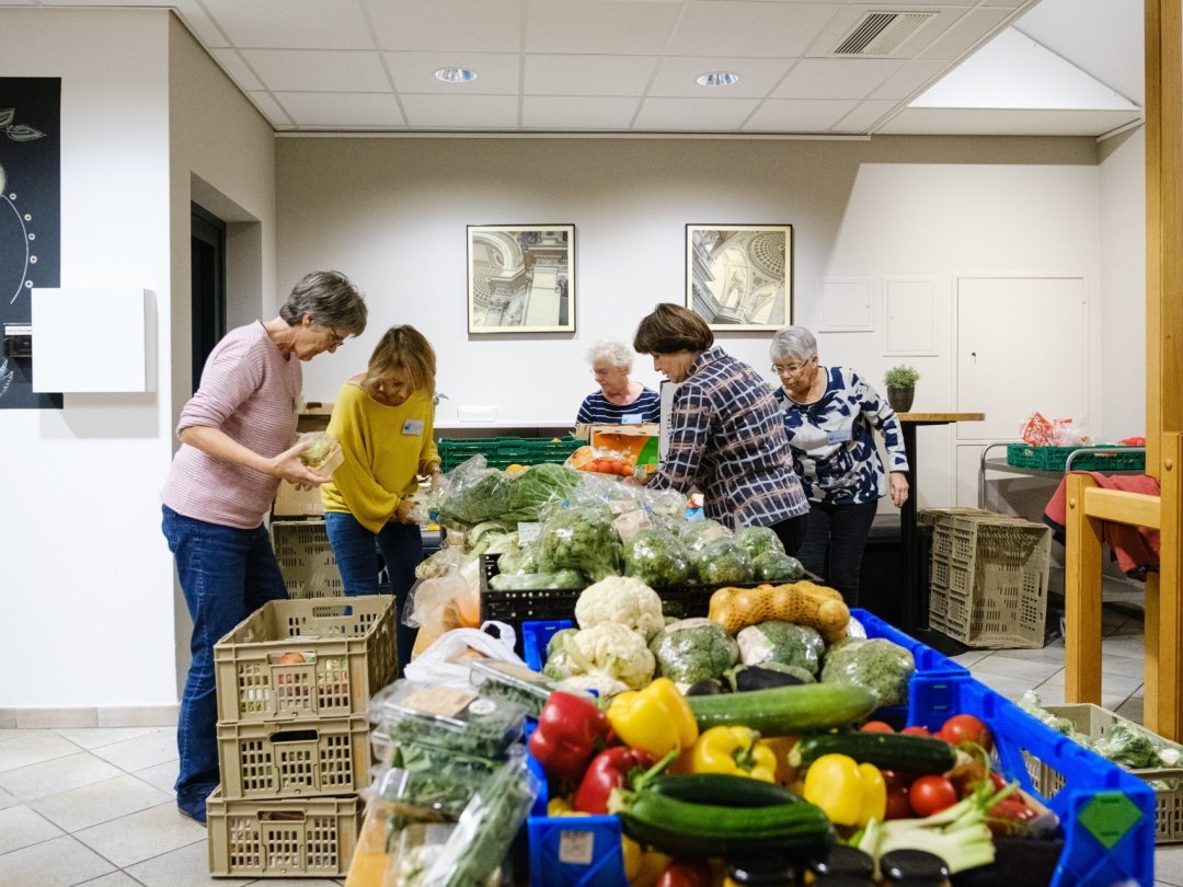 Les bénévoles de l'église La Fraternelle mettent en place les invendus alimentaires rapportés par l'association The Lost Food Project pour les redistribuer.