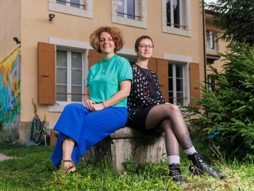 De gauche à droite, la présidente du Lieu-dit Aurélie Hegetschweiler et la secrétaire générale Amélie Daverio devant la Vie-Là, haut lieu de la vie associative nyonnaise.