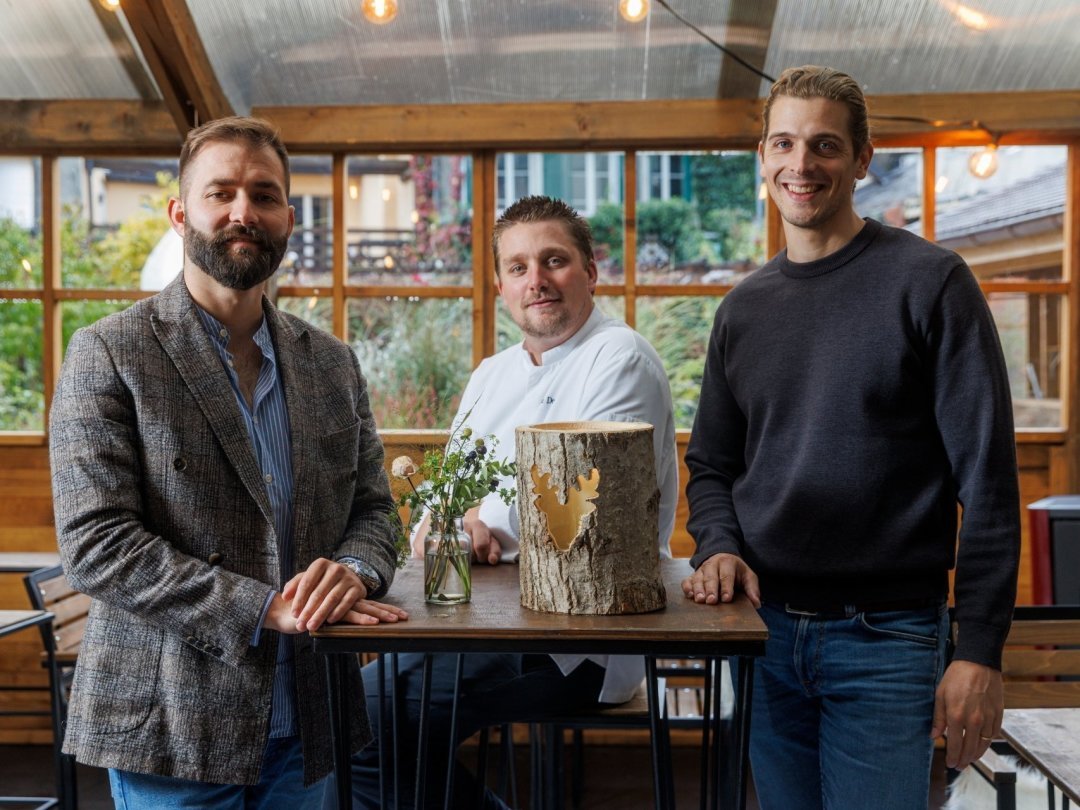 Trois des quatre associés du Njørden posent dans le chalet tout juste installé sur la terrasse du restaurant: Yannick Merz, Philippe Deslarzes et Victor Lequet.