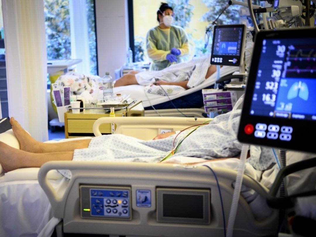Une infirmière du Réseau hospitalier neuchâtelois (RHNe) s'occupe de patients Covid-19, le 21 décembre 2021, aux soins intensifs de l'hôpital de Pourtalès.