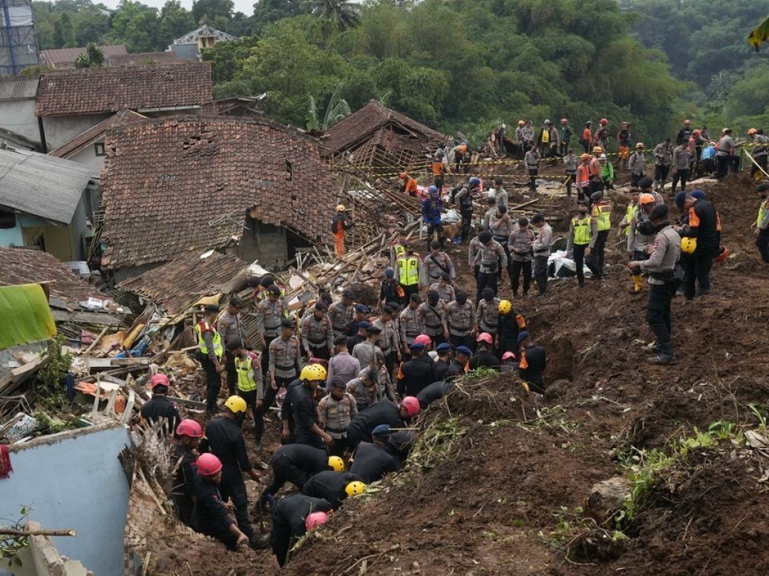 Des secouristes continuent de rechercher des victimes dans un village du district de Cianjur, proche de l'épicentre du séisme.