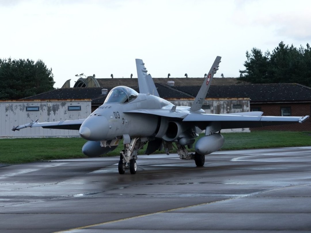 Un F/A-18 sur une piste de décollage de la Royal Air Force, à Leeming, le vendredi 25 novembre 2022.