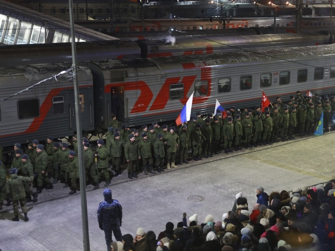 Des soldats récemment mobilisés par la Russie lors d'une cérémonie avant de monter à bord d'un train dans une gare de Tioumen, en Russie, le 2 décembre dernier.