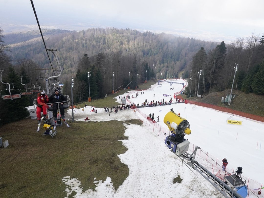 Mercredi, la course avait déjà une drôle d'allure, les skieuses s'élançant sur une étroite bande de neige entourée de verdure et de terre.