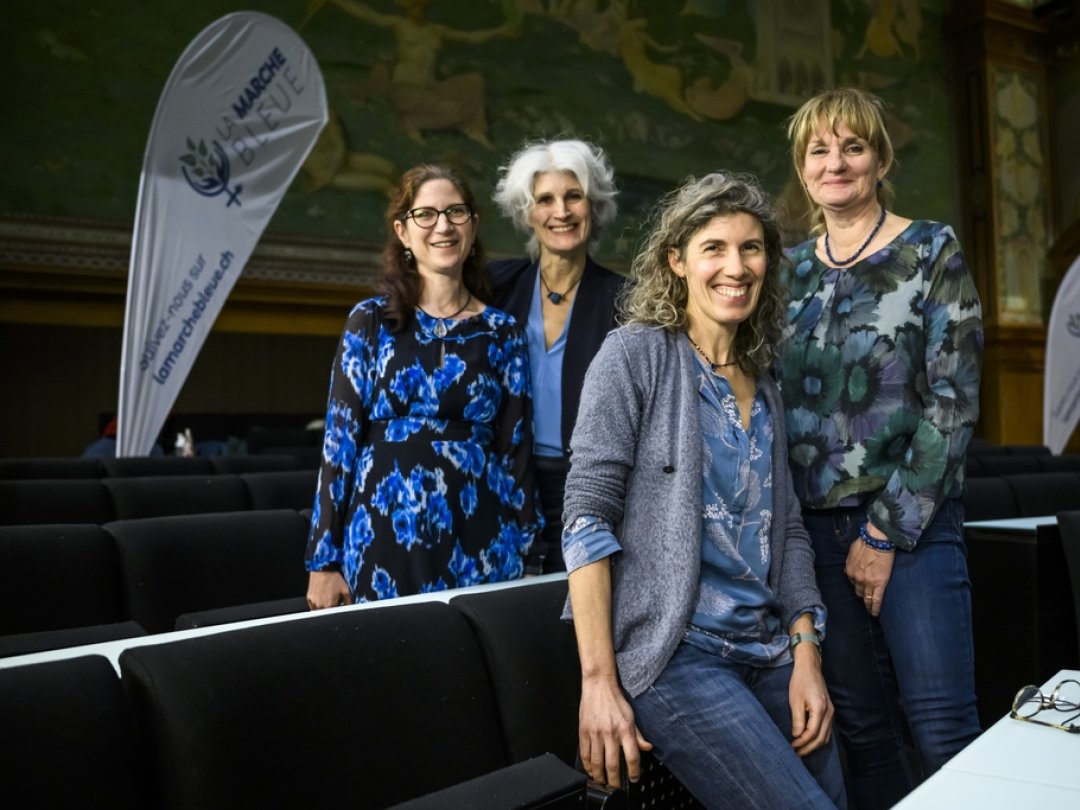 De gauche à droite, Julia Steinberger, Irène Wettstein, Valérie D’Acremont et Bastienne Joerchel posent lors du lancement public de «La Marche Bleue».
