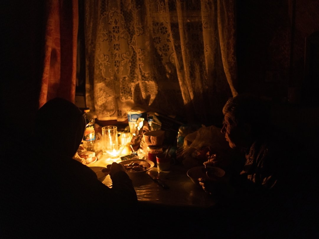 Près de la moitié des habitants de Kiev étaient toujours privés d'électricité vendredi soir, après les frappes russes sur des installations essentielles.