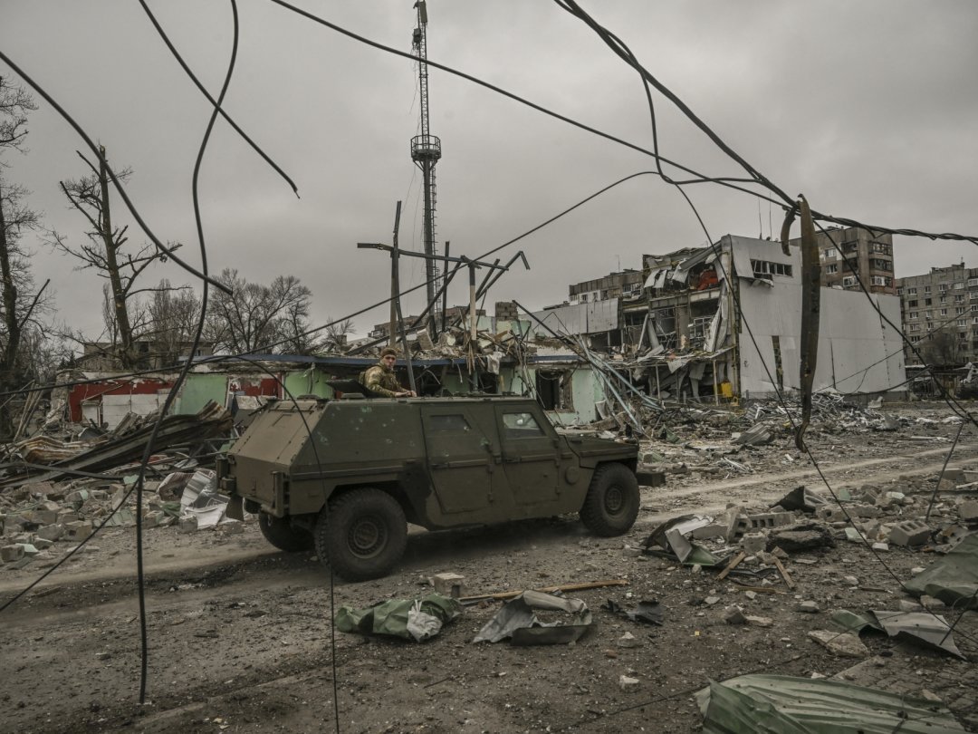 Le véhicule en question, un Mowag Eagle I, a été photographié le 18 mars dernier dans la ville bombardée d'Avdiivka, près de Bakhmout.